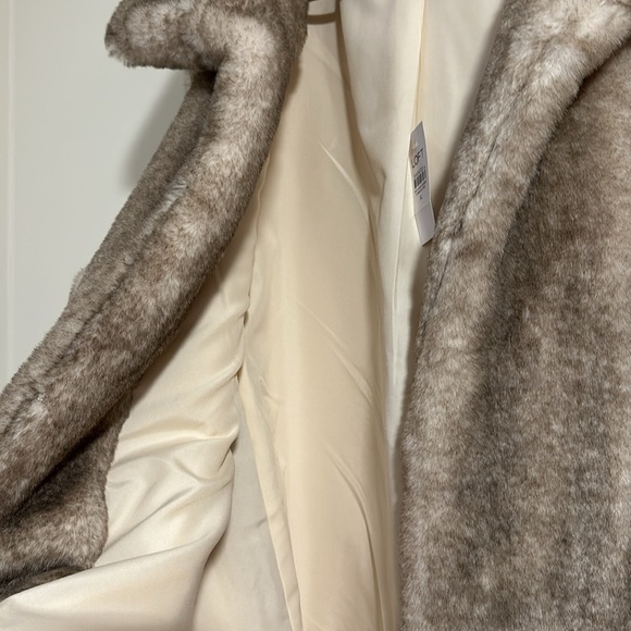 NWT Loft Faux Fur vest neutral cream gray with pockets vegan hidden closure - Picture 6 of 7
